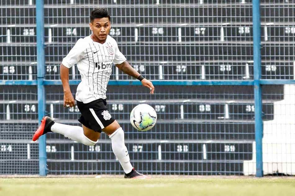 Lateral da base do Corinthians elogia o técnico Danilo, do sub-23: 'Tem agregado muito no dia a da'
