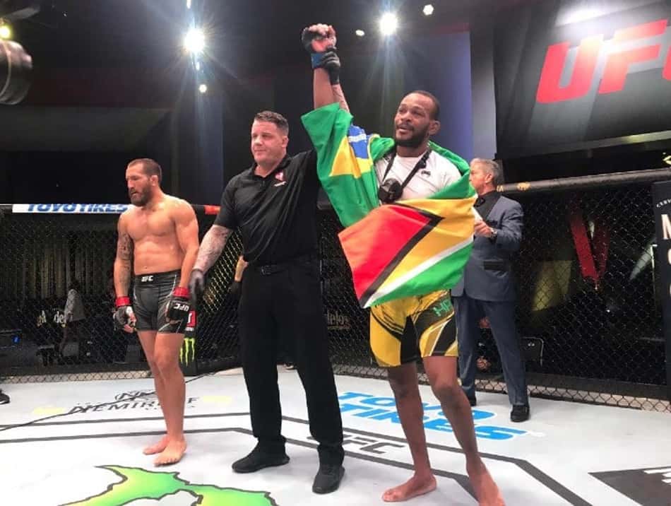 Carlston Harris conta que presidente da Guiana liberou canal para o país inteiro assistir a sua estreia no UFC: "virei celebridade'