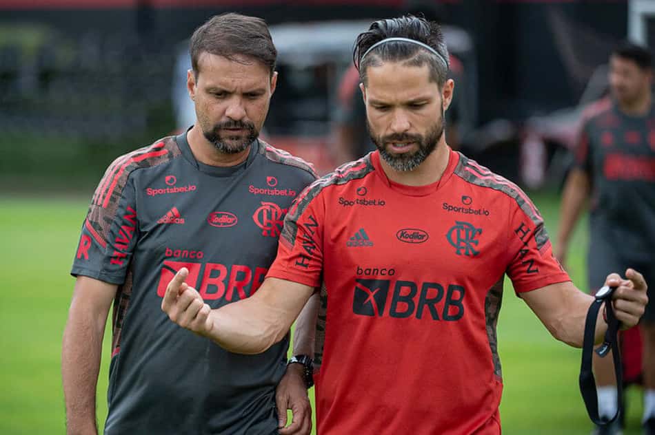 Em nova passagem no time principal, Mauricio Souza comanda primeiro treino com o grupo do Flamengo