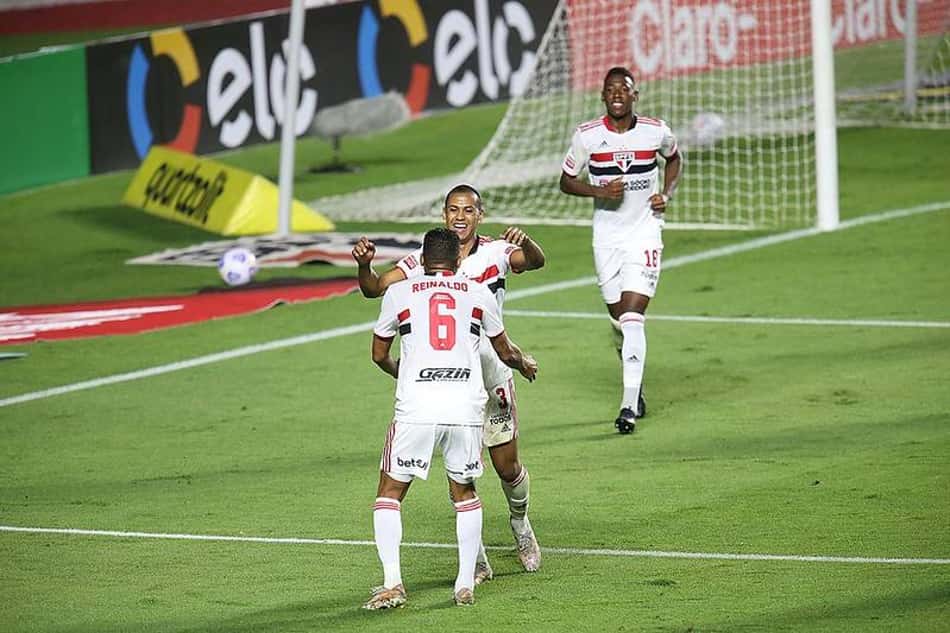 Bruno Alves revela 'aposta caseira' e papo com Reinaldo antes de gol marcado na goleada do São Paulo