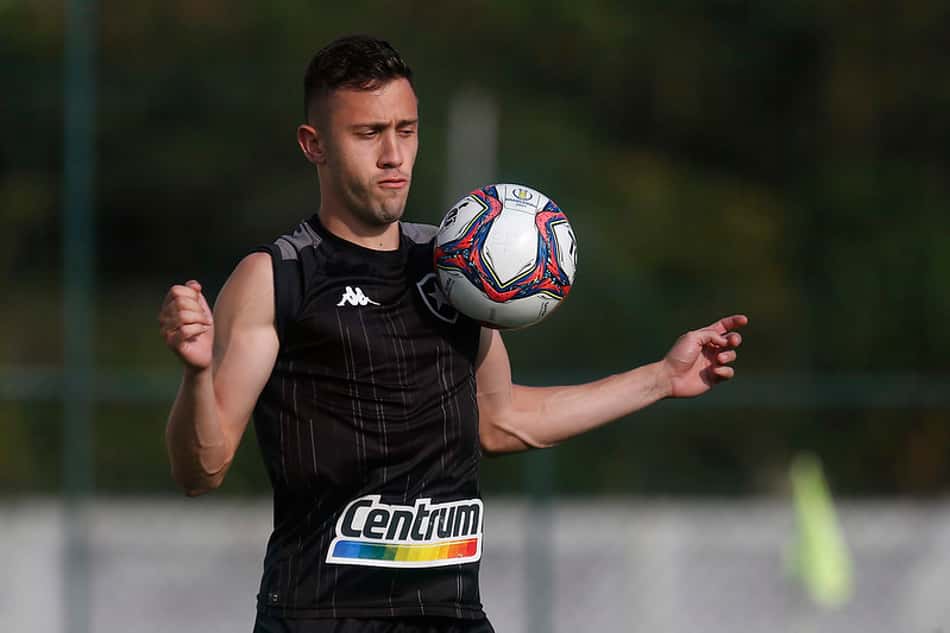 Recuperado de lesão, Matheus Frizzo treina com bola e volta à rotina no Botafogo