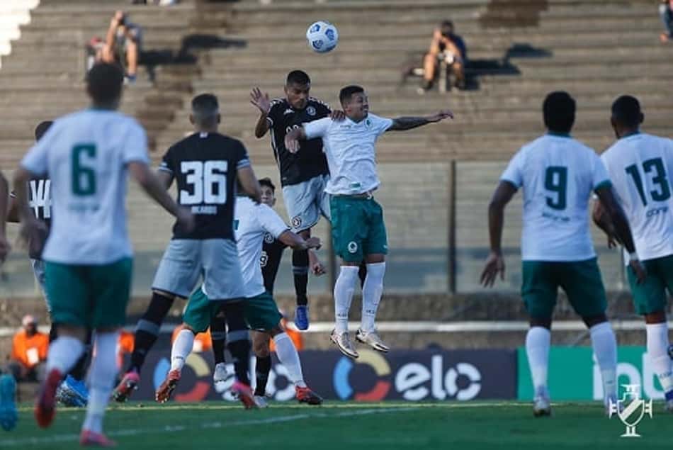Na súmula, quarto árbitro de Vasco x Boavista nega interferência externa e relata bronca em Leandrão