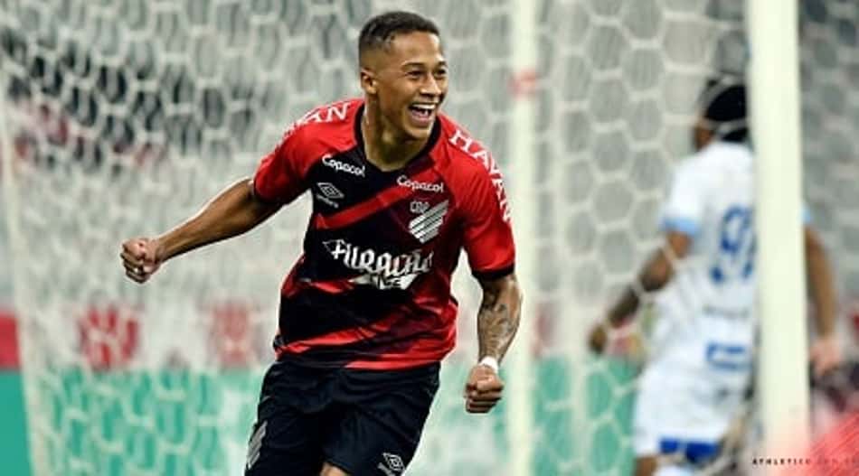 Antônio Oliveira exalta classificação do Athletico na Copa do Brasil