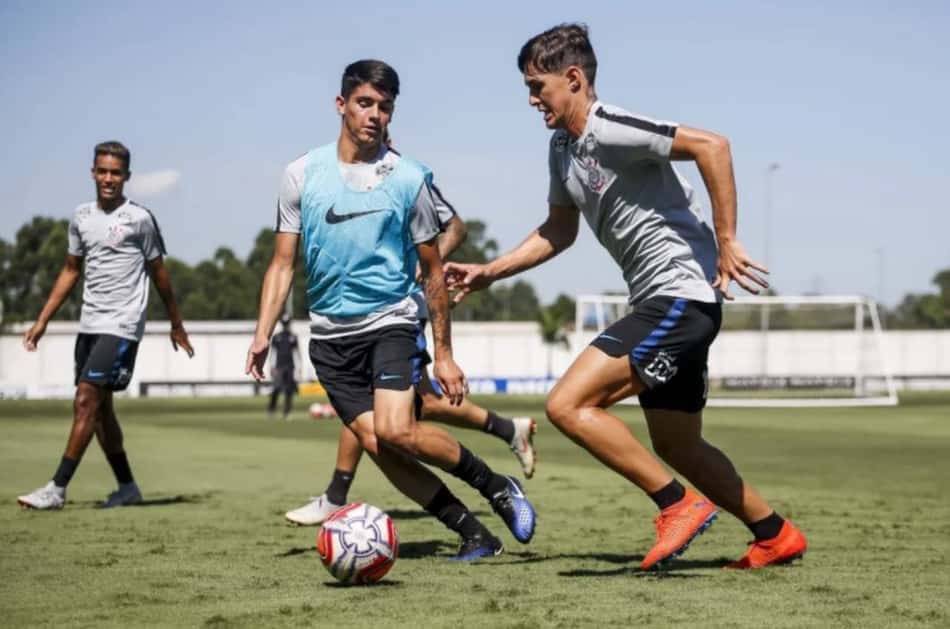 Araos x Vital: dupla disputa posição no Corinthians desde a chegada de Sylvinho; confira os números