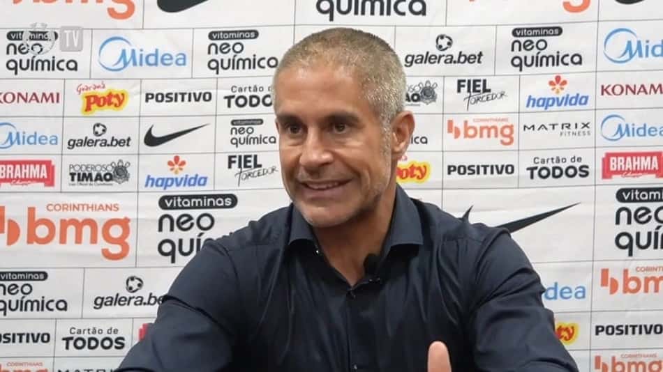 Corinthians cruza 120 vezes em três jogos contra o Atlético-GO e Sylvinho diz: 'Estamos buscando essa correção'
