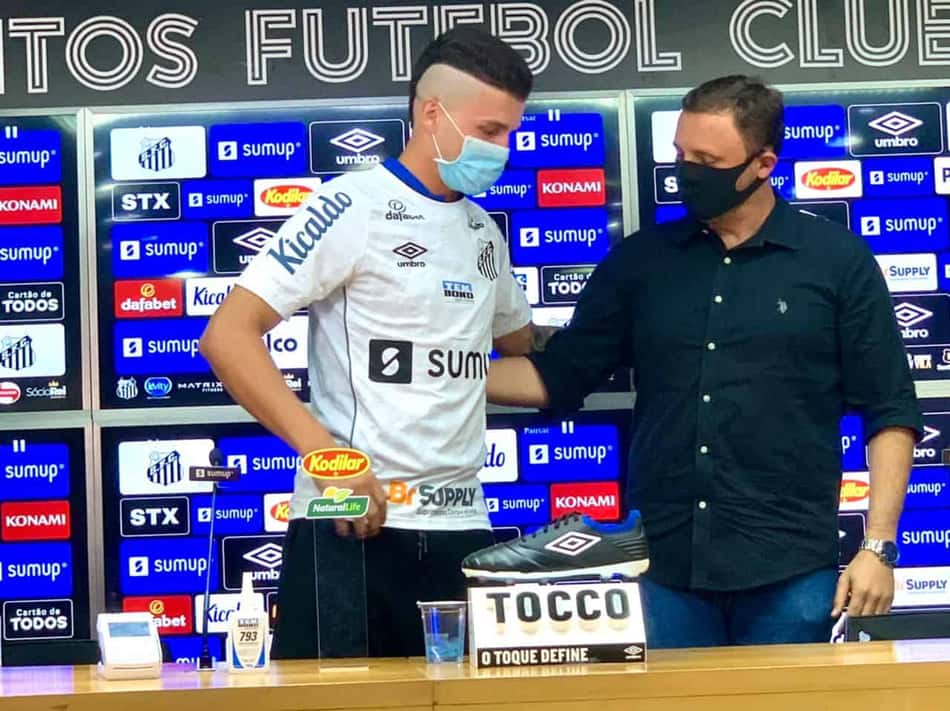 Santos apresenta o zagueiro Danilo Boza: 'Maior oportunidade da minha carreira'
