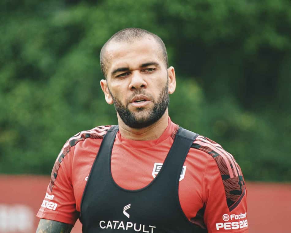 Torcedores do São Paulo criticam Daniel Alves: 'Olimpíada é mais importante que Libertadores?'