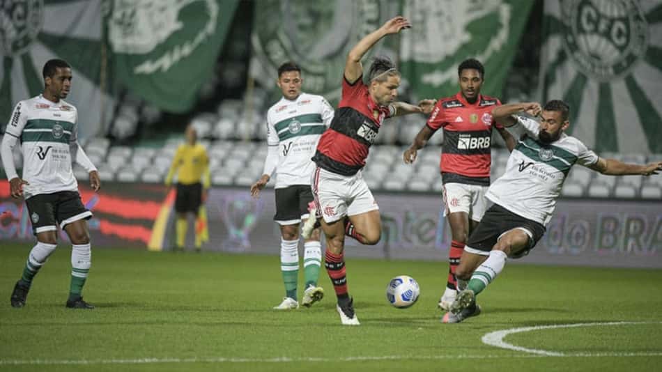 Diego admite queda do Flamengo no segundo tempo, mas valoriza vitória