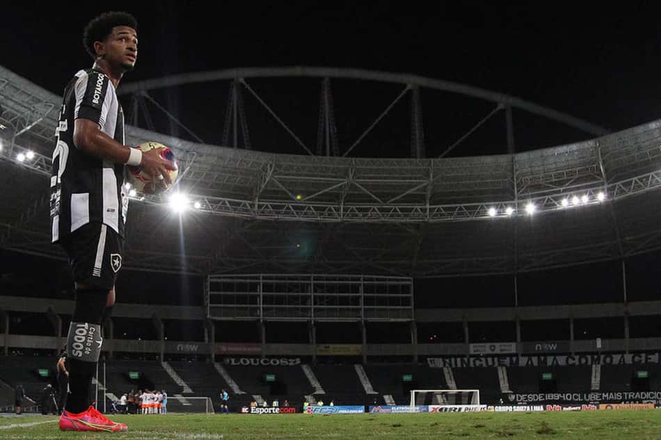 Warley afirma que espera sequência na defesa no Botafogo: 'Quero ser um lateral que dá muitas assistências'