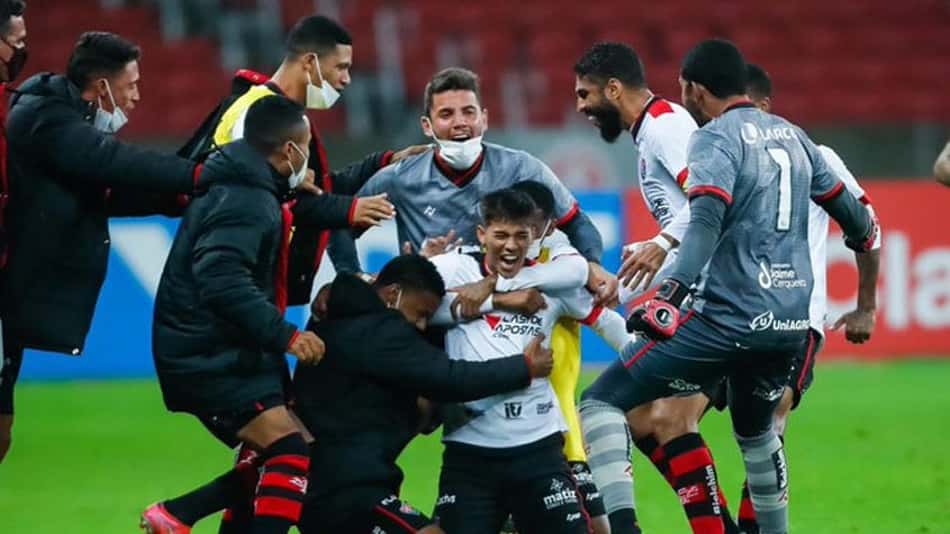 Vitória reverte derrota da ida e elimina o Internacional na Copa do Brasil em pleno Beira-Rio