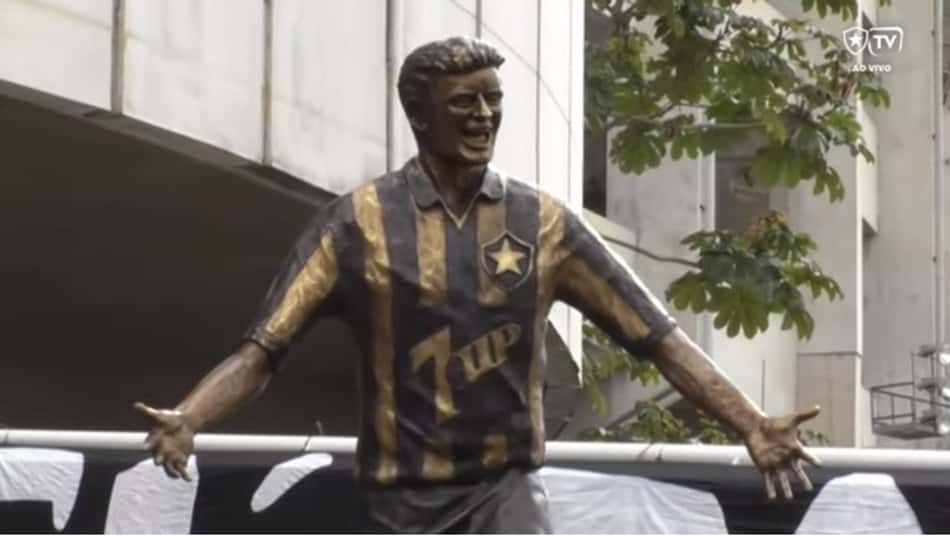 Internautas brincam com nova estátua de Túlio Maravilha: 'Parece o Crivella'