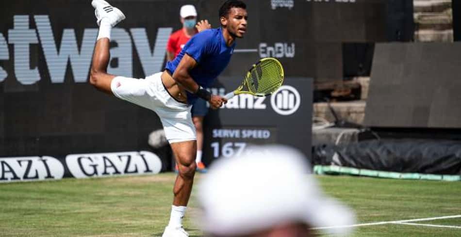 Aliassime comemora vitória sobre Federer: 'Nem imaginei que jogaria com ele'