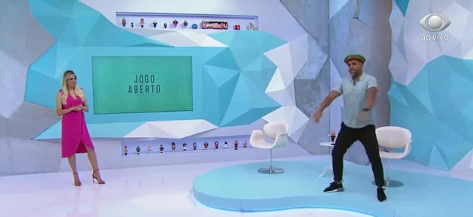 Em ritmo de Axé, Denilson zoa Renata Fan após queda do Internacional na Copa do Brasil
