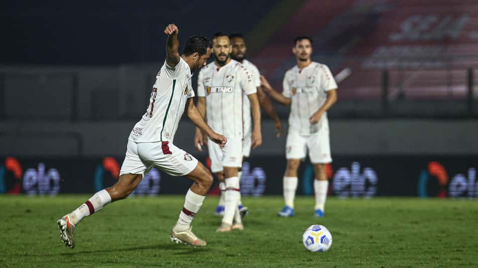 Nenê comemora quarto gol de falta pelo Fluminense e destaca: 'É muito treino, toda semana'
