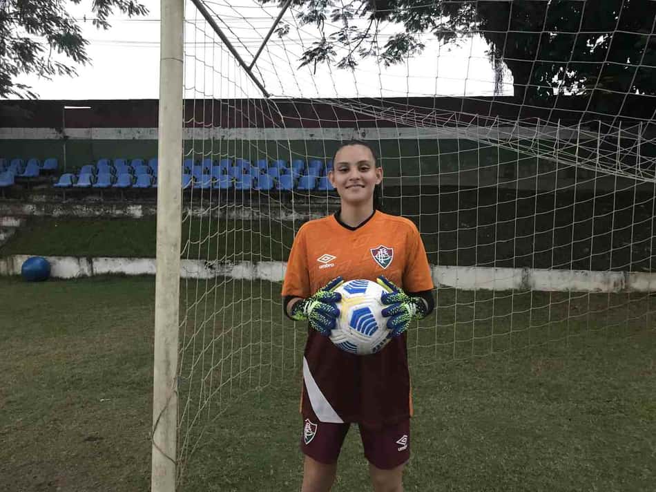 Isabella Condorelli, goleira da equipe sub-18 do Fluminense, se recupera de lesão e retorna aos treinamentos