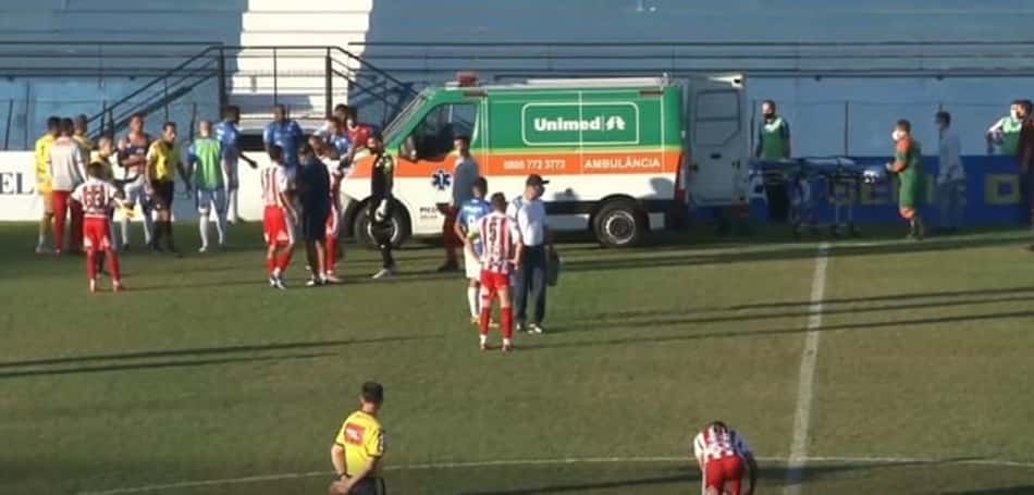 Semelhante ao caso Eriksen, jogador do Bangu desmaia e convulsiona em jogo da Série D do Brasileiro