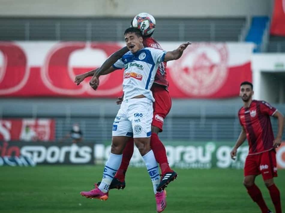 Com 1º tempo agitado e gol salvador, CRB vence Confiança pela Série B