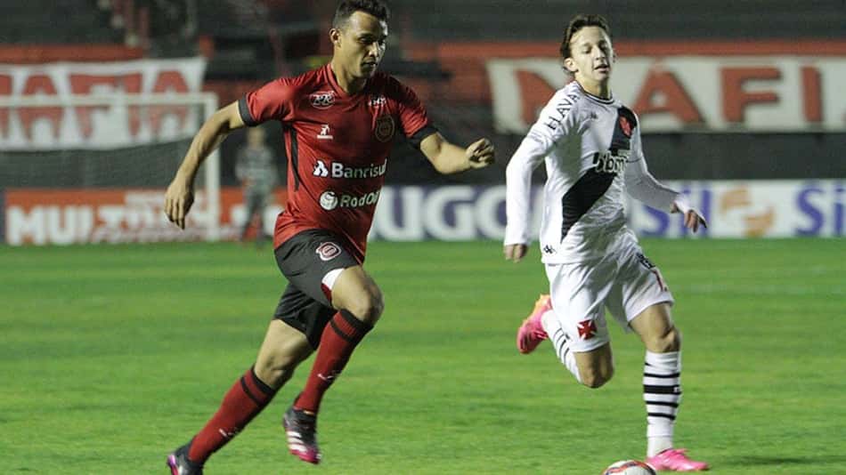 Contra o Brasil de Pelotas, Vasco novamente joga mal, mas vira e vence a primeira na Série B