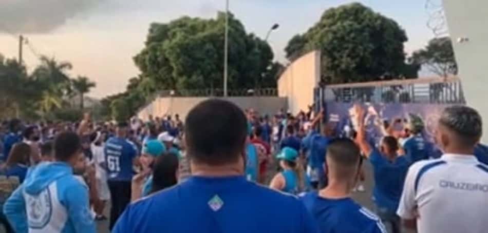 Torcedores do Cruzeiro pedem saída da diretoria e 'cornetam' o time