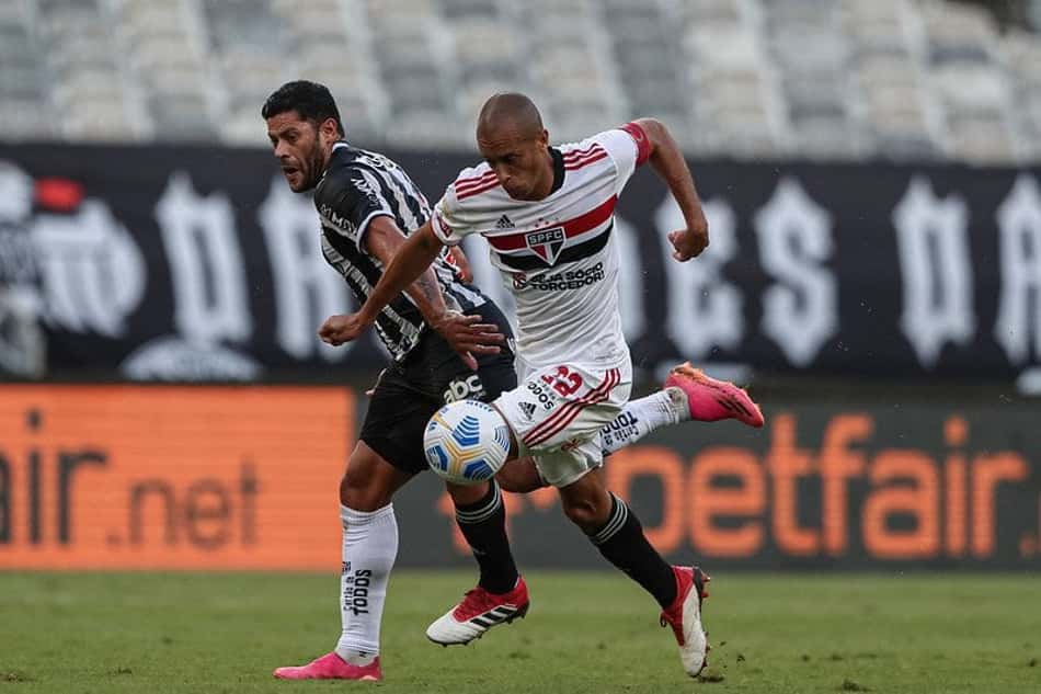 Miranda sai machucado na primeira etapa e preocupa o São Paulo