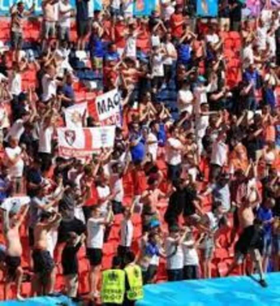 Torcedor inglês que despencou de arquibancada em jogo da Eurocopa está em estado grave