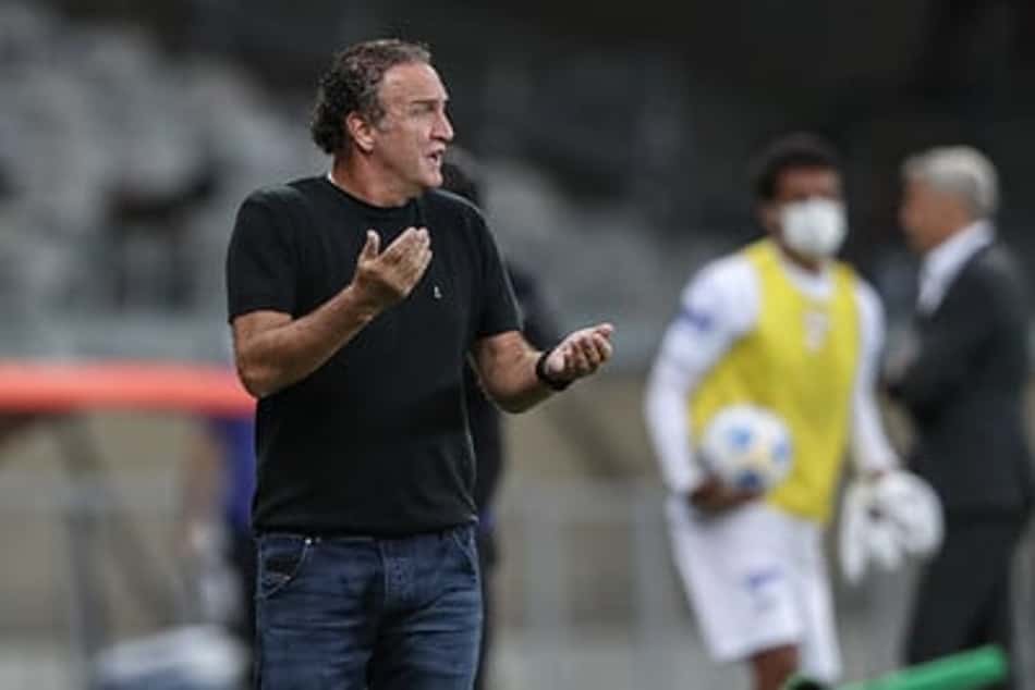 Cuca apresenta cálculo para brigar pelo título, minimiza derrota para o Fortaleza: 'cinco jogos sem perder'