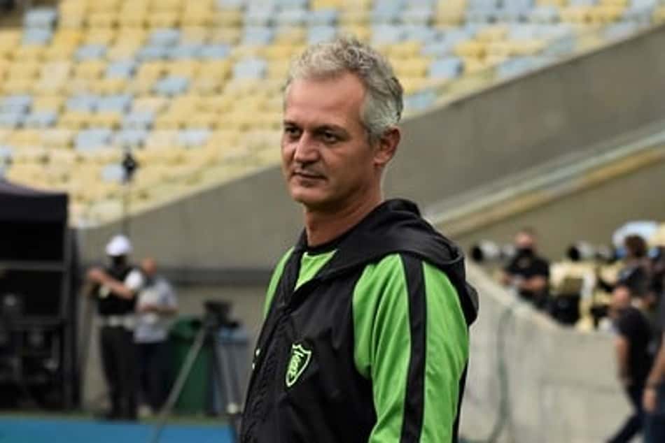 Lisca pede demissão e não é mais técnico do América-MG