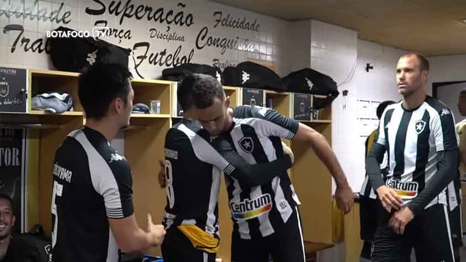 Carli e Ricardinho incentivam o grupo em vitória sobre o Remo; veja os bastidores do triunfo do Botafogo