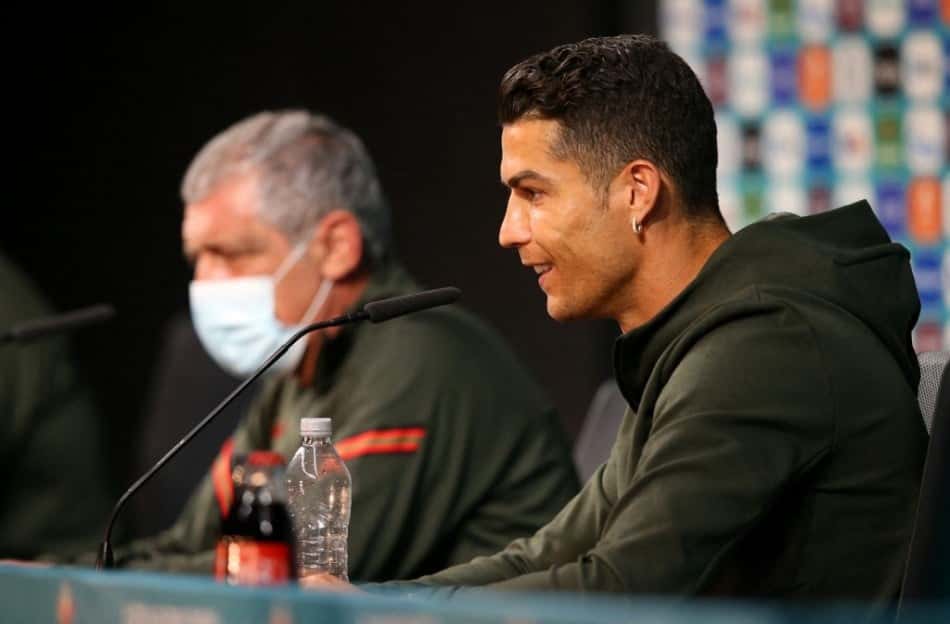 Em coletiva, Cristiano Ronaldo troca garrafas de refrigerante por água; veja