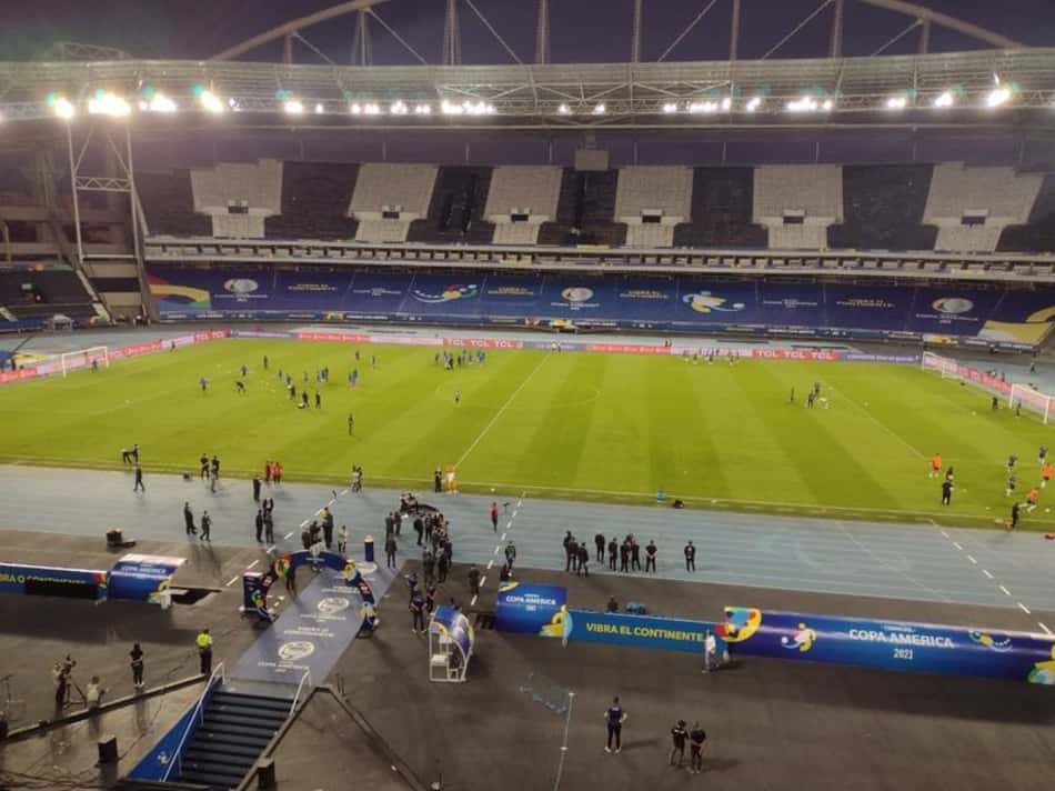 Organização da Copa América cobre escudo e símbolos do Botafogo nas arquibancadas do Nilton Santos