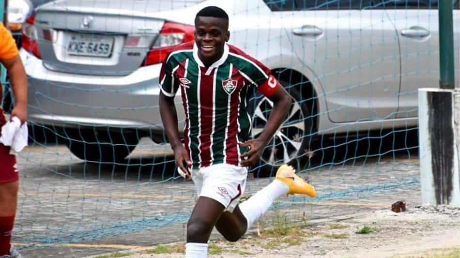 Pai de Metinho reclama de 'covardia' após liberação, mas Fluminense e empresários rebatem