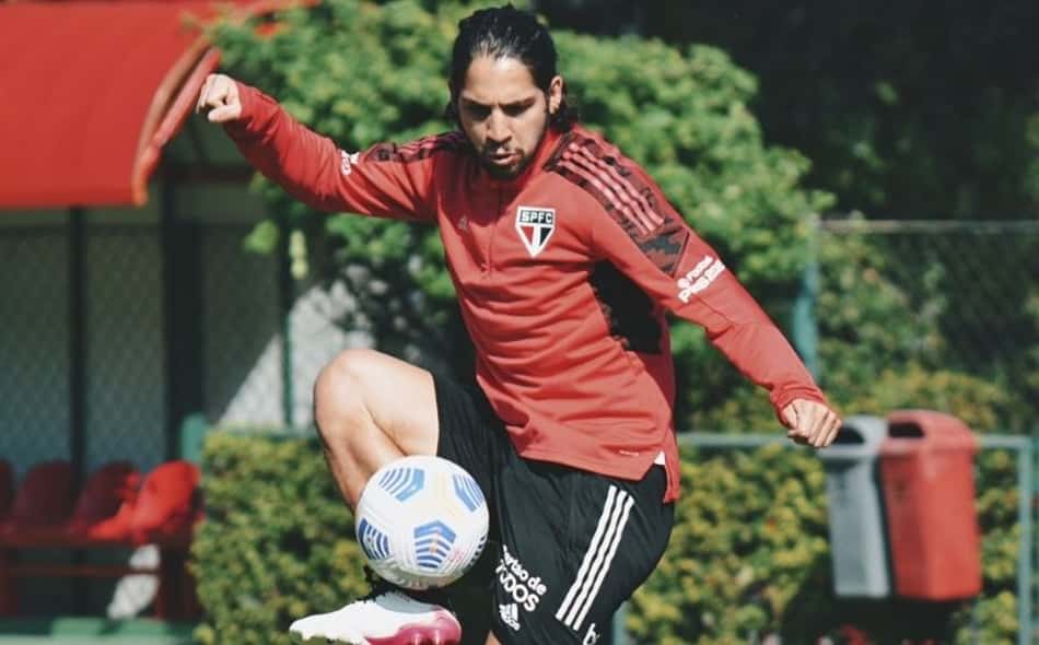 Benítez treina com o restante do elenco e deve voltar a jogar em breve