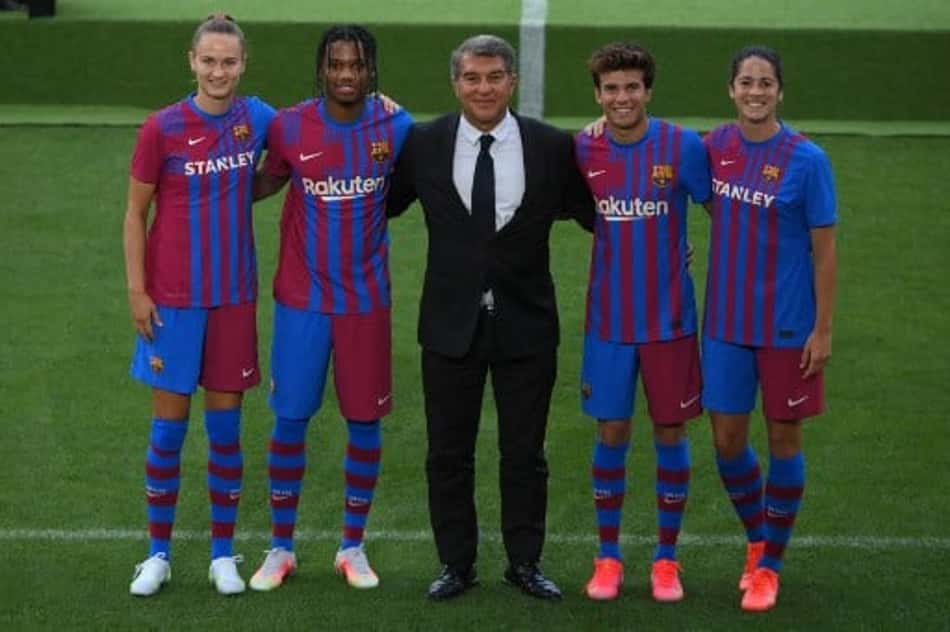 Barcelona lança nova camisa e internautas não aprovam: 'Agredindo a moda'
