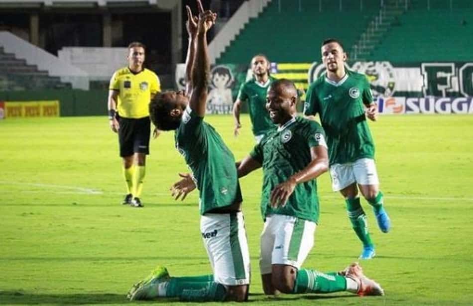 Com gol de Bruno Mezenga, Goiás vence CRB pela Série B
