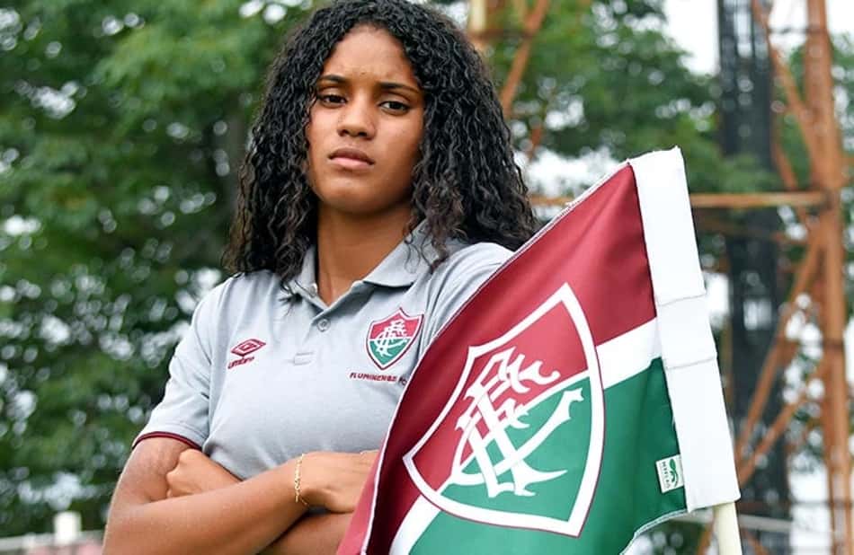 Corinthians acerta a contratação da zagueira Tarciane, do Fluminense