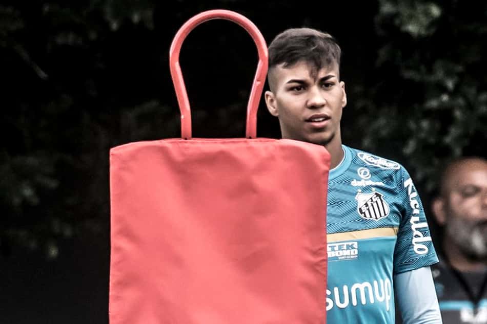 Santos muda o foco e aguarda proposta para vender Kaio Jorge neste ano