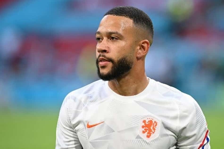 Barcelona anuncia contratação de Memphis Depay
