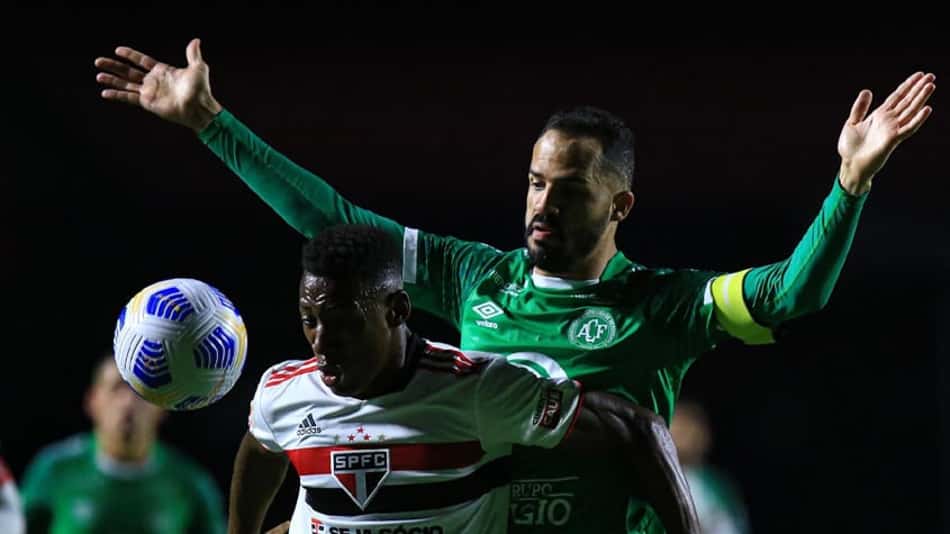 Com um a menos, São Paulo empata com a Chapecoense e segue sem vencer no Campeonato Brasileiro