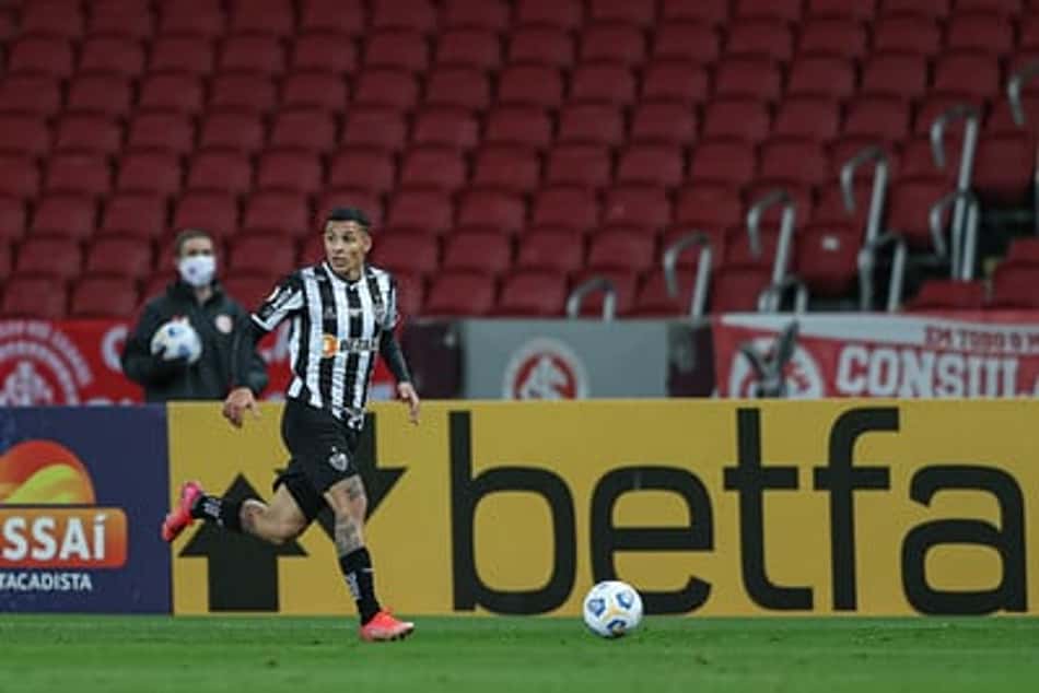 Tudo pelos três pontos: Arana sofre corte profundo na cabeça após choque com jogador do Inter