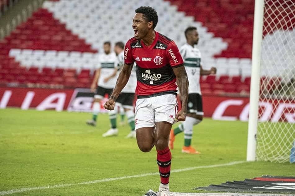 Embalado por gol e assistências, Vitinho celebra boa fase no Flamengo: 'Números importantes'