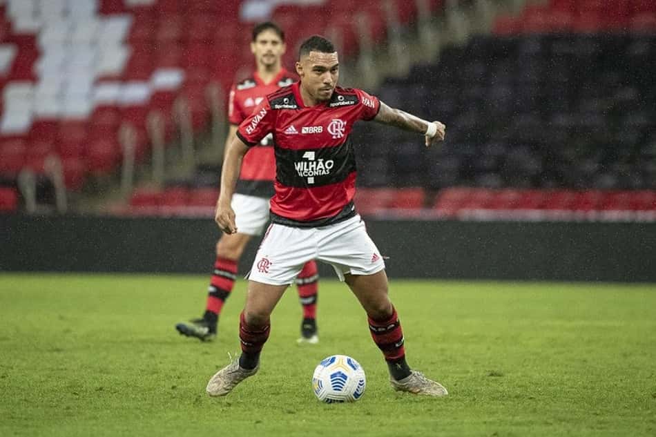 Na briga pela vaga de titular no Flamengo, Matheuzinho cita conversas com laterais e Ceni