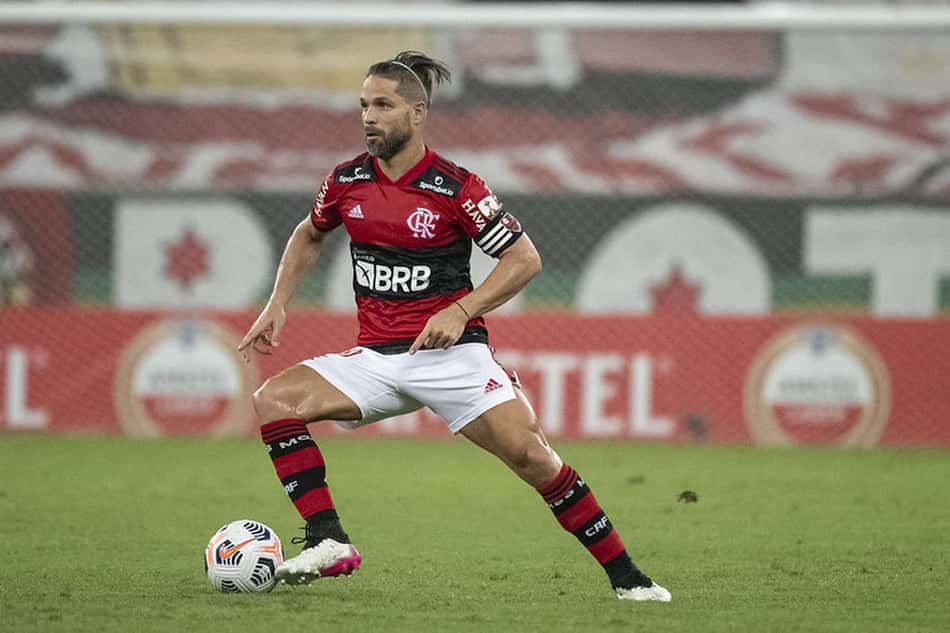 Diego comemora nova marca pessoal e elogia evolução defensiva do Flamengo: 'Mérito da equipe'