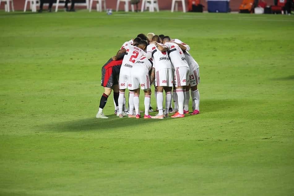 São Paulo viaja ao Paraguai para tomar primeira dose da vacina contra a Covid-19