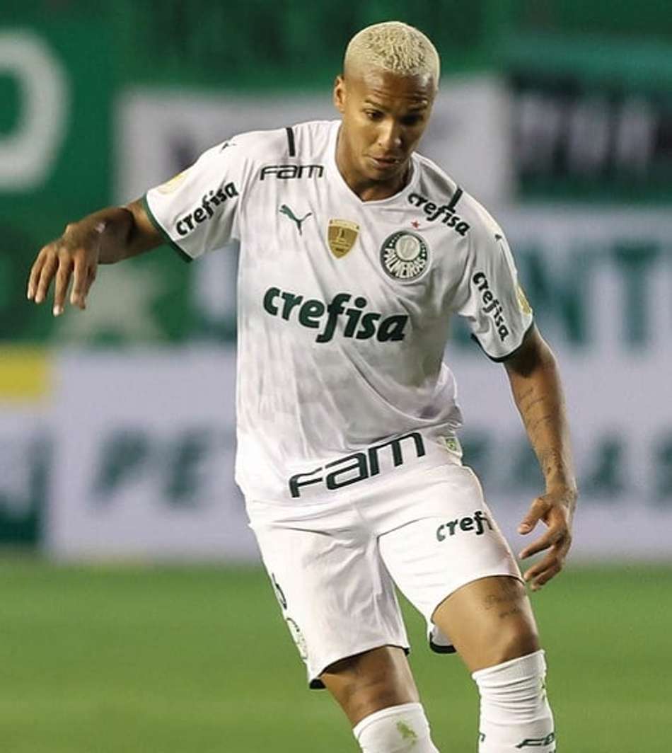 VÍDEO: Deyverson mostra festa no vestiário e manda recado após vaga do Palmeiras: 'Tem que respeitar'