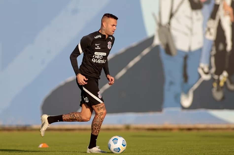 Improvisado em nova função no Corinthians, Luan é elogiado por Sylvinho: 'Tem se entregado'