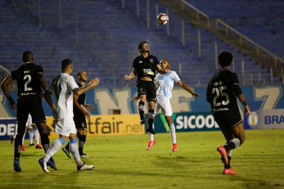 Análise: em jogo com 'cara de Série B', Botafogo não consegue jogar e é punido por falhas no fim