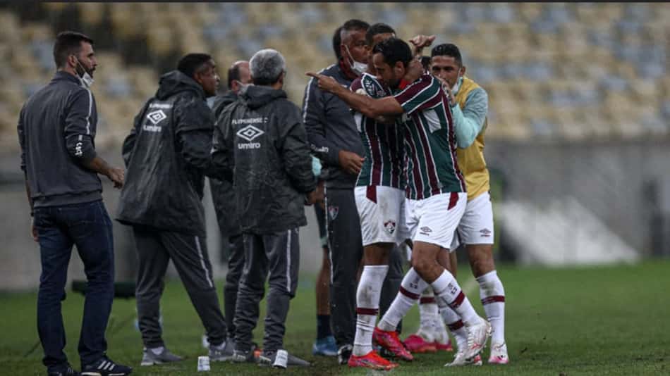 Em noite de Marcos Felipe, Roger traça opções na zaga do Fluminense e terá de pensar em jogo sem Yago