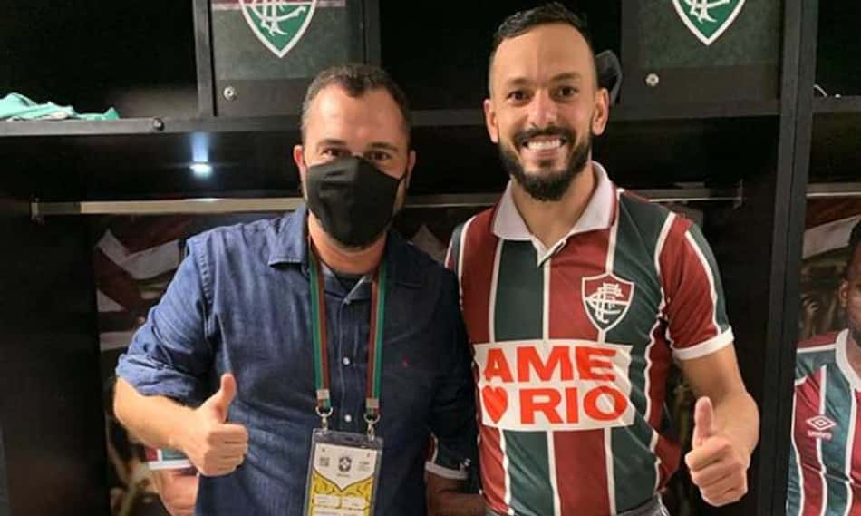 Yago Felipe veste camisa do título carioca de 1995 do Fluminense antes e depois do jogo; Mário exalta ação