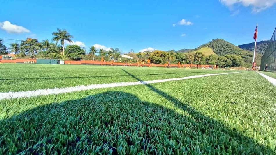 Flamengo inaugura novo campo de grama sintética no Ninho do Urubu; veja fotos