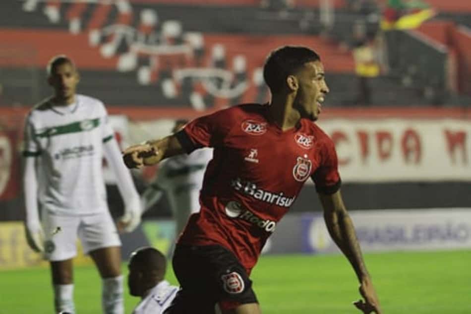 Com um a menos, Brasil de Pelotas vira e vence Goiás pela Série B